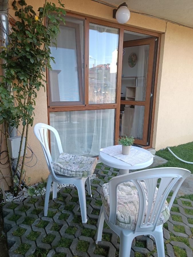 Megi Apartments, Sity *
