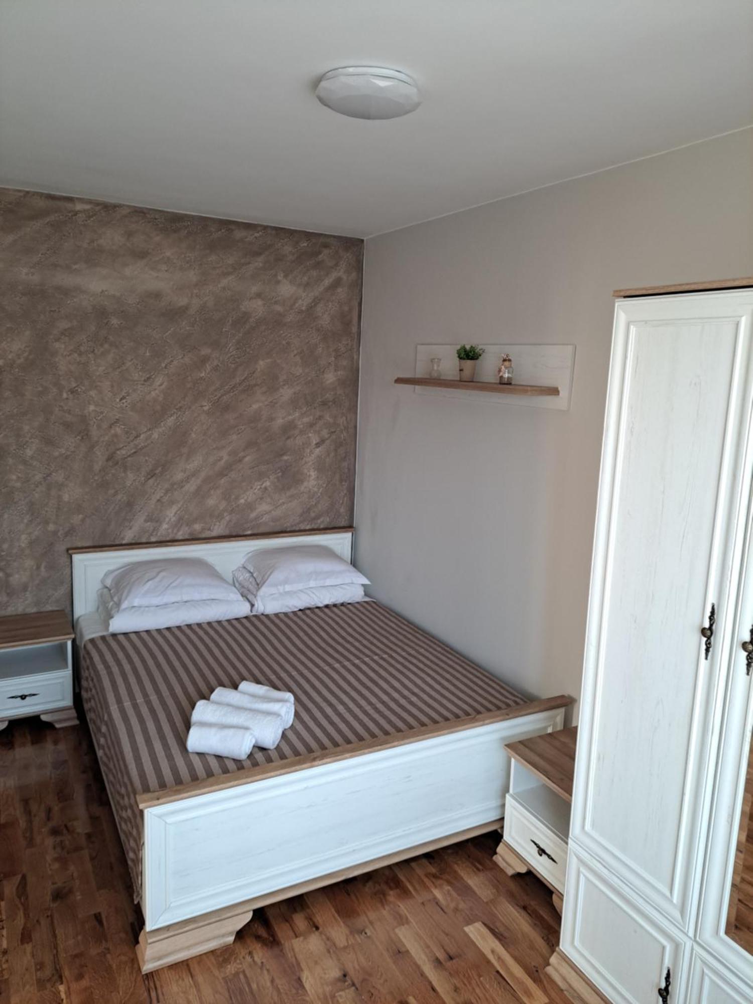 Megi Apartments, Sity