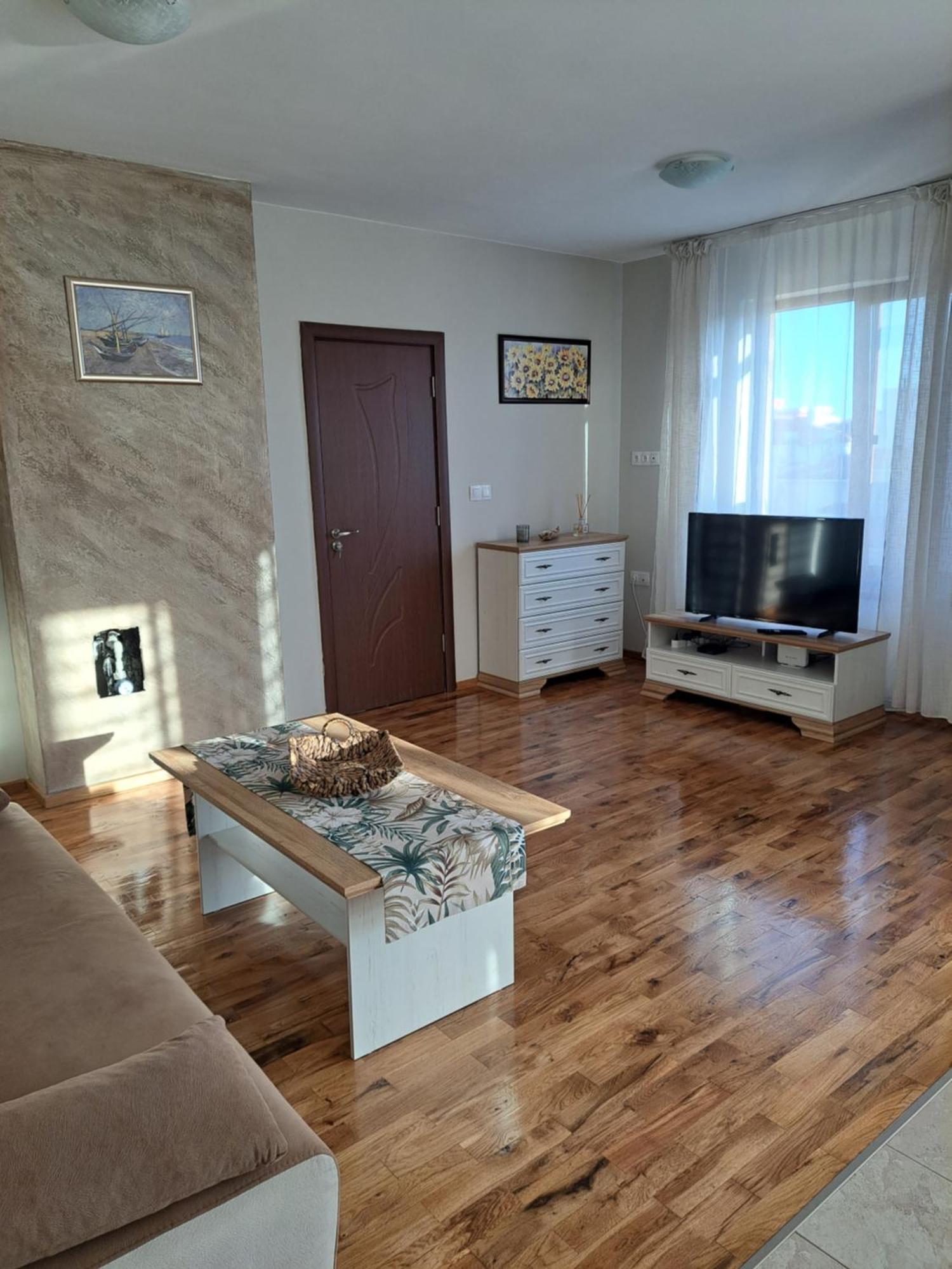 Megi Apartments, Sity