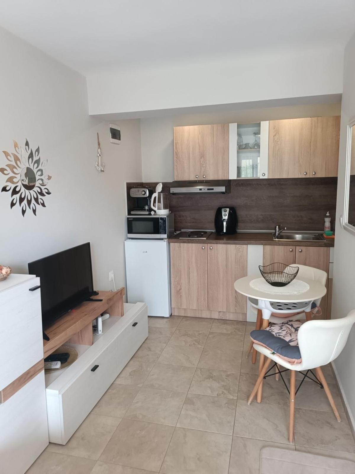 Megi Apartments, Sity *