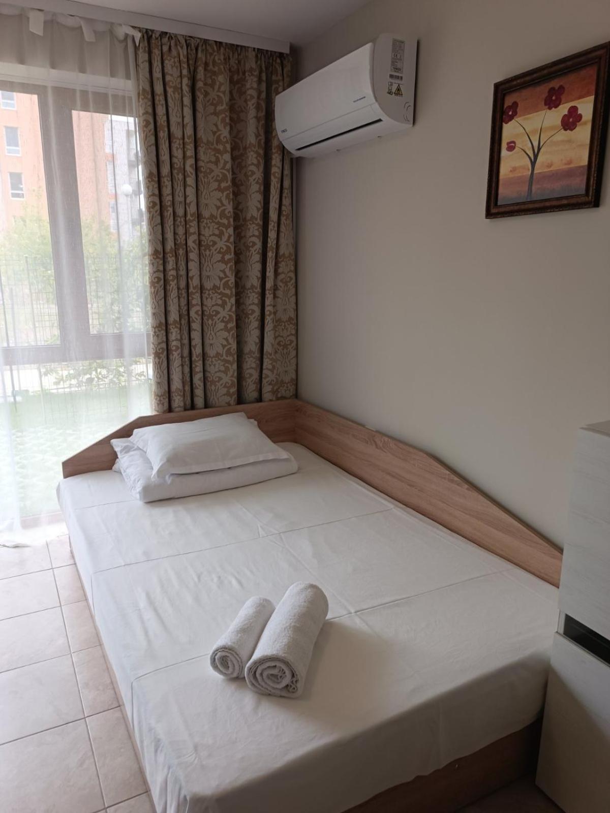 Megi Apartments, Sity *