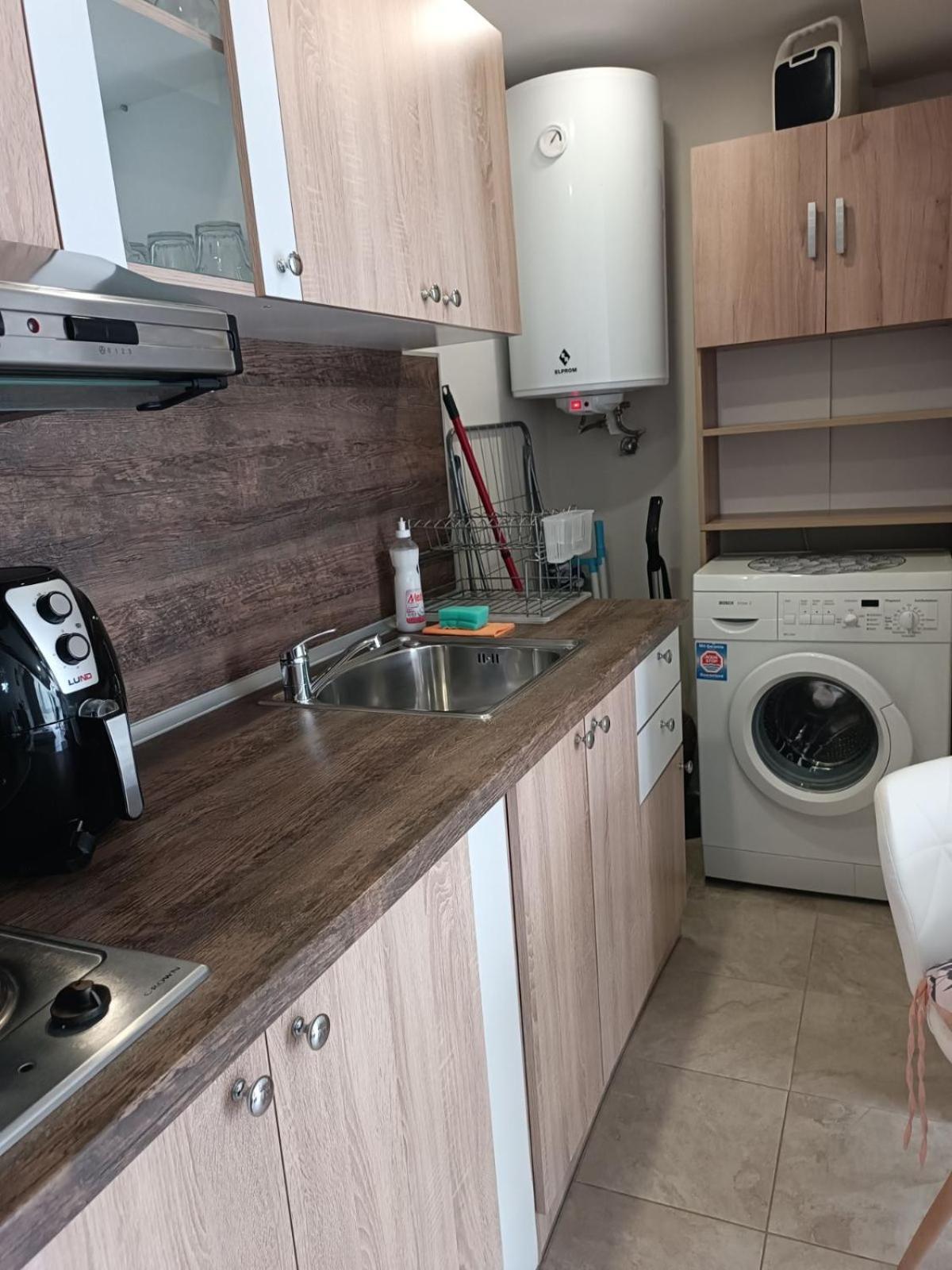 Megi Apartments, Sity *
