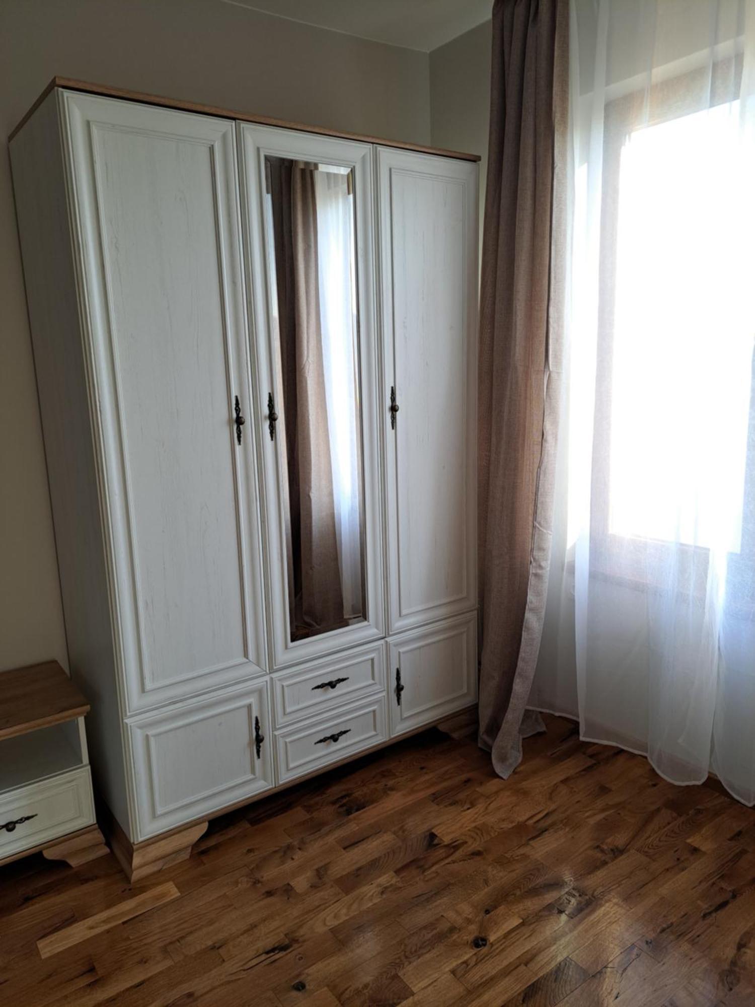 Megi Apartments, Sity
