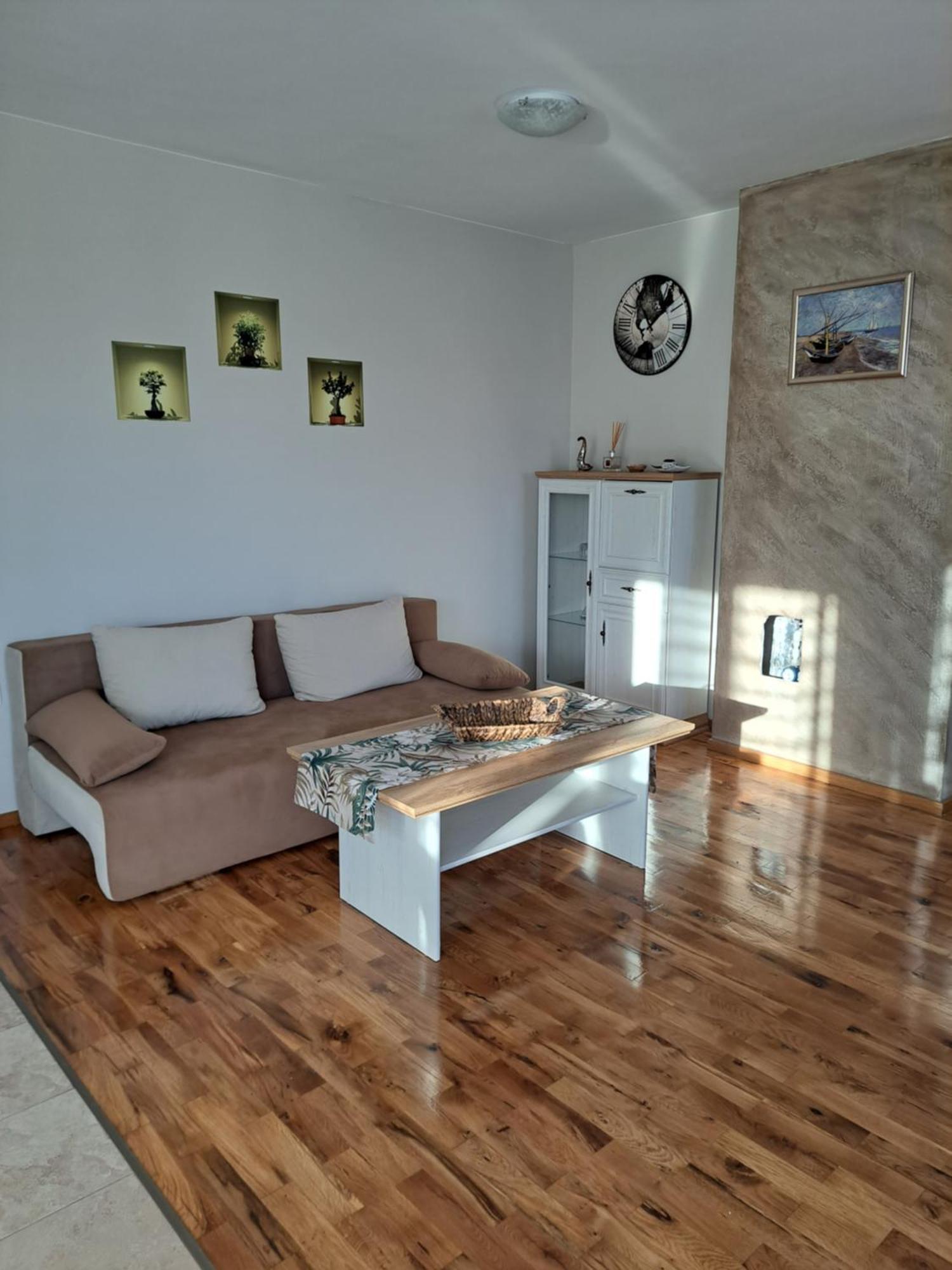Megi Apartments, Sity *