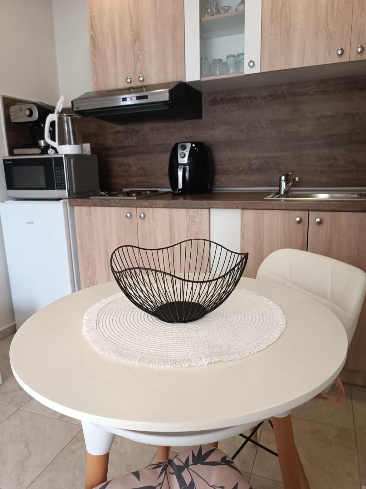 Megi Apartments, Sity